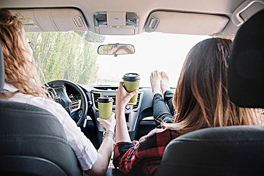 两个女人,汽车,公路旅行,赤脚,仪表板,后面