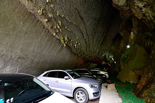 贵州遵义洞穴停车场