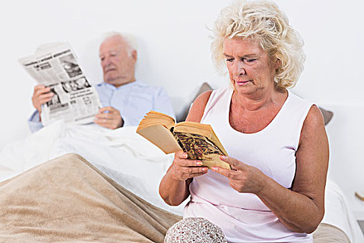 老化,情侣,报纸,床