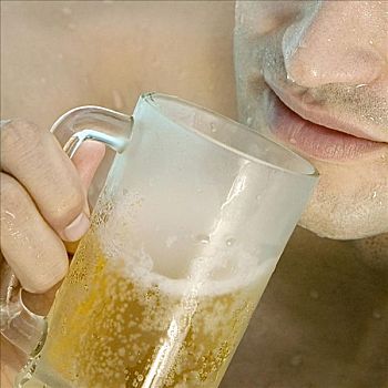 特写,男青年,喝,玻璃,啤酒