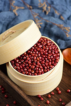 复古中国风格背景上放在蒸屉里的红小豆特写图片