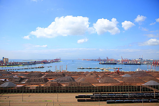 山东省日照市,蓝天白云下的港口,运输生产繁忙有序