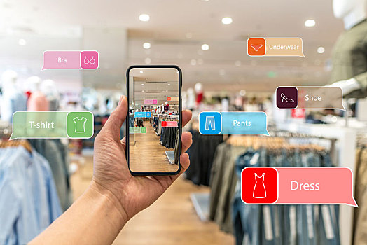 手持智能手機使用ar應用程序在購物中心服裝商店查看信息