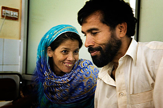 穆罕默德,无意识,妻子,自制,担架,两个,白天,外科手术,医院,穆扎法拉巴德,孩子,巴基斯坦,八月,2006年