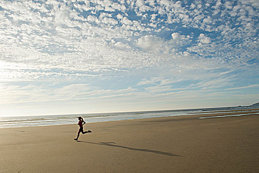 海边跑步图片 唯美图片