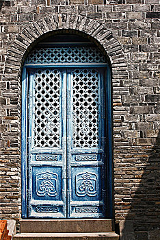 古建筑里的蓝色木门