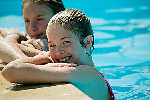 两个女孩,游泳池