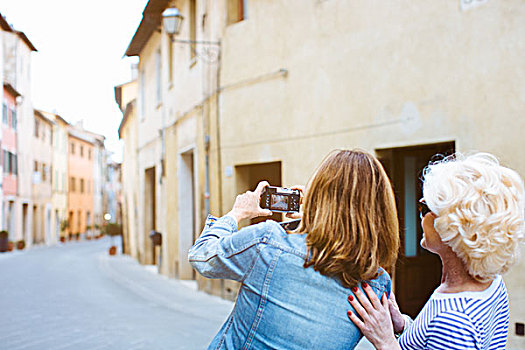 两个,成熟,女性朋友,摄影,街道,托斯卡纳,意大利