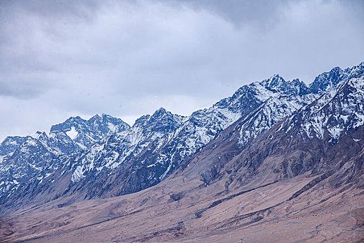 塔什库尔吉克自治县县城边的群山