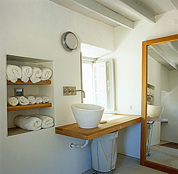 卷起,白色,毛巾,架子,靠近,盥洗池,长,镜子,简单,浴室