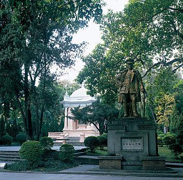 广州市黄花岗邓仲元先生墓前的塑像
