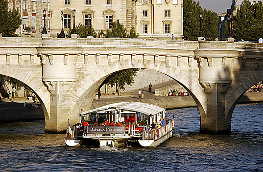 游船,巴黎新桥,白天