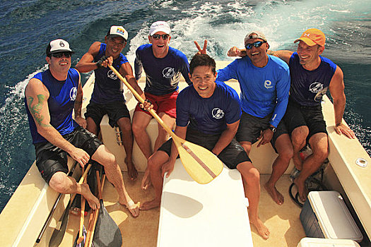 男青年,坐,舷外支架,独木舟,微笑,纳帕利海岸,考艾岛,夏威夷,美国