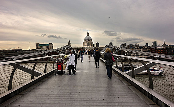 人,千禧桥,圣保罗大教堂,伦敦,英格兰