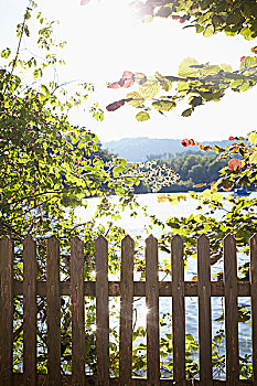 栅栏,湖岸