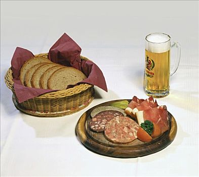 盘子,火腿,篮子,面包,玻璃,啤酒