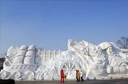中国,东北,黑龙江,哈尔滨,冰雪,雕塑,节日,太阳,岛屿,公园,游客,站立,正面,巨大,雪