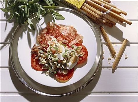 通心粉沙拉,西红柿,意大利腊肠