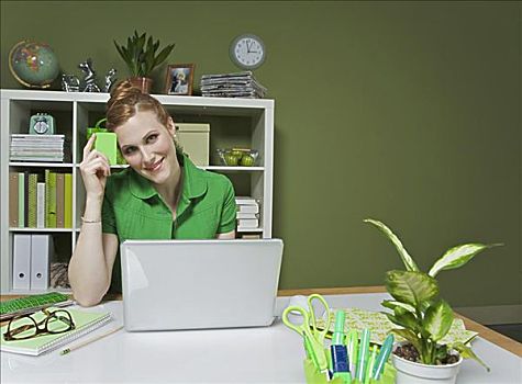 职业女性,工作,笔记本电脑,办公室