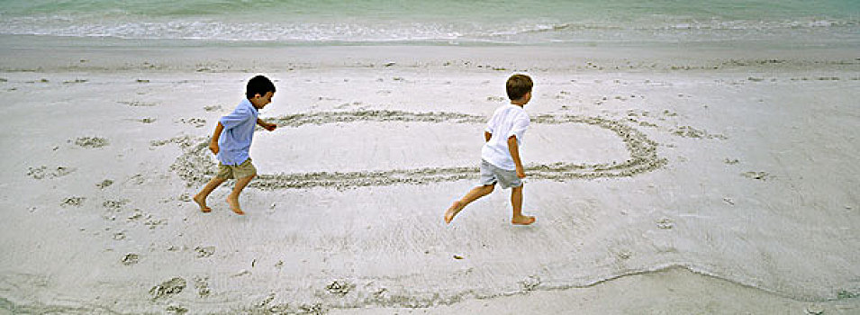 男孩,跑,海滩,追逐,相互,圆,沙子