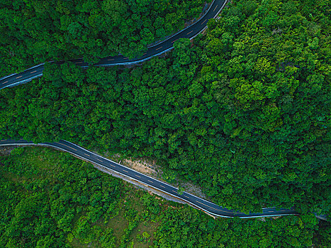 航拍中国南方江河与森林中的公路