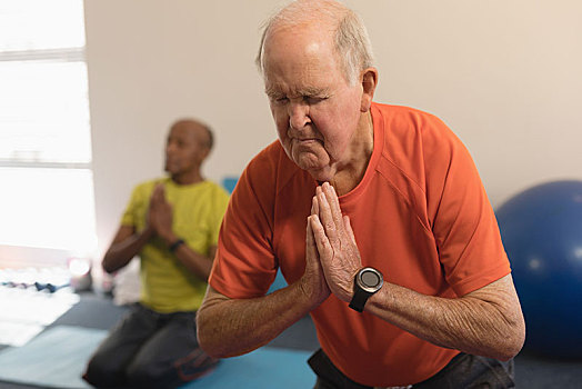 老人,瑜珈,健身中心
