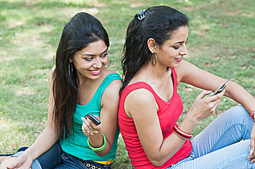 朋友,发短信,手机,公园,新德里,德里,印度
