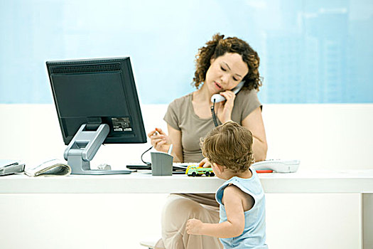 女人,电话,办公室,幼儿,儿子,玩,玩具卡车,书桌