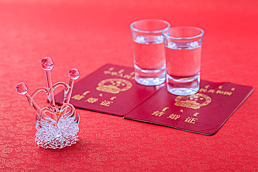 结婚证水晶皇冠和透明酒杯