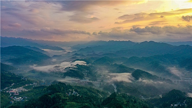 重庆酉阳,秋晨山岚美如画卷