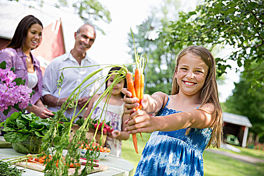 家庭聚会,桌子,沙拉,新鲜水果,蔬菜,父母,孩子,新鲜,胡萝卜