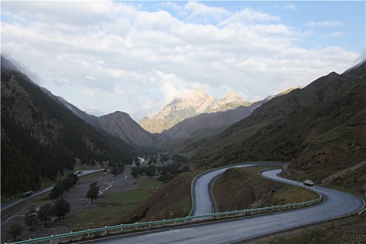 最美,独库公路不只是条风景道,浓缩美景与文化