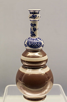 上海博物馆藏清康熙景德镇窑酱色釉青花如意花卉纹葫芦瓶