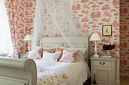 白色,木质,床,枕头,帘,相配,壁纸