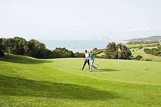 男人,走,高尔夫球场,远眺,海洋