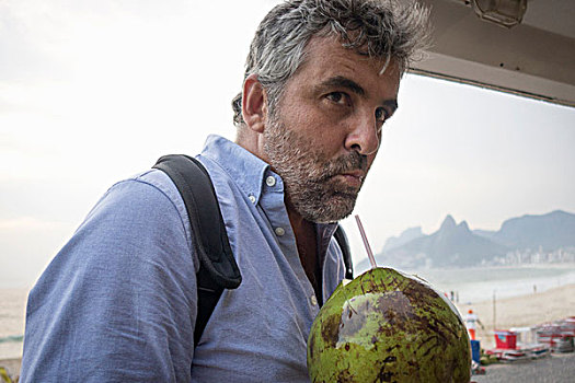 男人,喝,新鲜,椰子,果汁,伊帕内玛海滩,里约热内卢,巴西