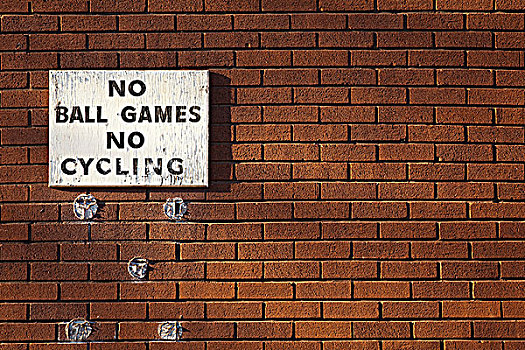 标识,砖墙,说话,球类运动,骑自行车