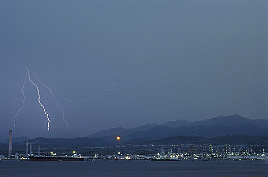 闪电,风暴,上方,北海岸,西西里,港口,设施,靠近,墨西拿,意大利