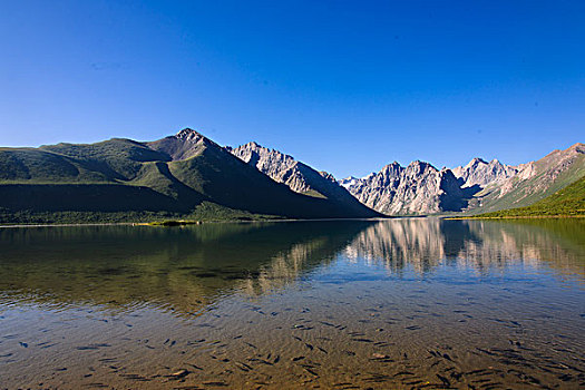 青海久治县年宝玉则山峰