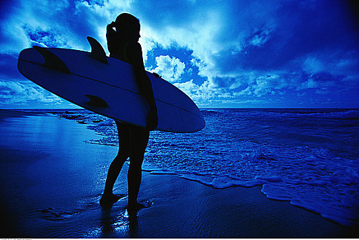 剪影,女人,站立,海滩,拿着,冲浪板