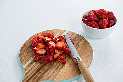 切片,草莓,案板,白色背景