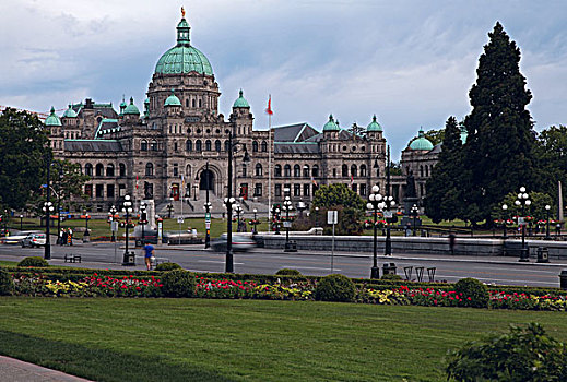 加拿大卑诗省省会所在地的维多利亚,市中心的议会大厦,议会大厦的建筑很雄伟,是古代英国式风格,在大厦前有一个又大又漂亮的喷泉,把大厦装点得更加雄伟壮观