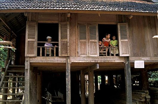 越南,三个孩子,老太太,窗户,木屋