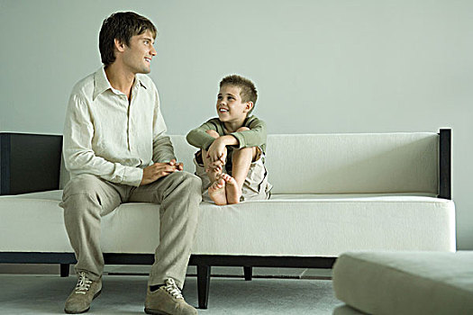 男孩,父亲,坐,沙发,交谈