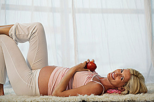孕妇,卧,地板,拿着,苹果