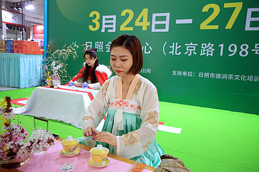 茶博会盛大开幕,茶艺师现场表演茶道引市民围观