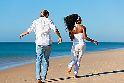 幸福伴侣,黑人女性,白人,男人,走,跑,海滩,度假