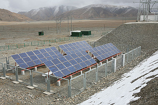 青海,青藏铁路玉珠峰车站,青藏铁路上的很多车站都是使用太阳能电池板提供电力