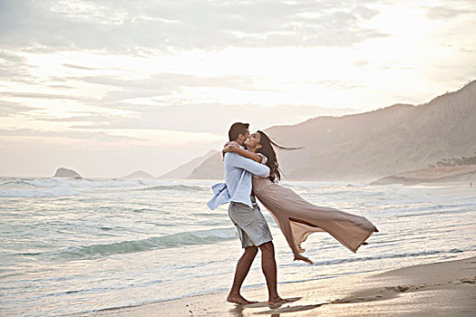 中年,夫妻,海滩,男人,举起,女人,地面,搂抱