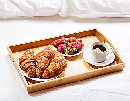 床上早餐,咖啡,牛角面包,草莓